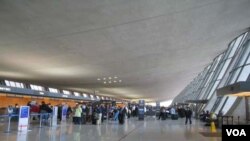 Terminal utama Bandara Internasional Dulles di Washington. Bandara ini menyediakan interfaith chapel, yang biasa digunakan sebagai tempat sholat.