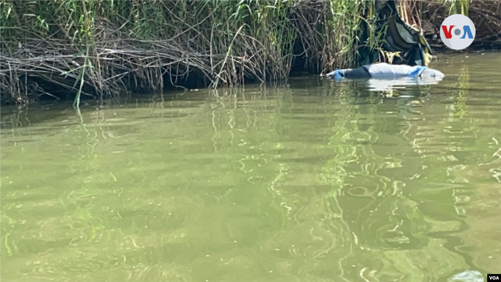 Los rescatistas deben sacar casi a ciegas los cuerpos atrapados en las piedras y las ramas en el fondo del oscuro río, según sus testimonios a la VOA.