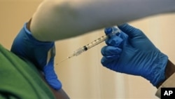 Hình minh họa - Y tá Charlene Luxcin tiêm ngừa cúm cho một bệnh nhân ở Trung tâm Sức khỏe phố Whittier ở Boston, Massachusetts.