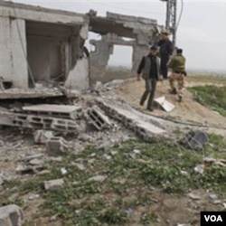 Seorang warga Palestina memeriksa kerusakan rumahnya akibat serangan udara Israel (19/3). Israel melakukan serangan udara setelah militan Hamas menembakkan roket ke wilayah Israel.