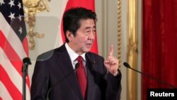 រូបឯកសារ៖ នាយករដ្ឋមន្រ្តីជប៉ុនលោក Shinzo Abe ថ្លែងអំឡុងពេលជំនួបមួយជាមួយប្រធានាធិបតីអាមេរិកលោក Donald Trump នៅវិមាន Akasaka ក្នុងក្រុងតូក្យូ ប្រទេសជប៉ុន កាលពីថ្ងៃទី២៧ ខែឧសភា ឆ្នាំ២០១៩។ 