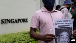 Kertas selebaran yang bergambar Nagaenthran K. Dharmalingam divonis mati karena menyelundupkan heroin ke Singapura, di luar kedutaan Singapura di Kuala Lumpur, Malaysia, Senin, 8 November 2021. (Foto: AP)