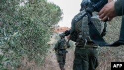 Fotografi e publikuar nga ushtria izraelite më 8 tetor 2024; ushtarët izralit gjatë një operacioni afër kufirit me Libanin