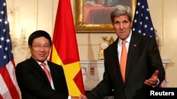 U.S. Secretary of State John Kerry (R) shakes hands with Vietnamese Deputy Prime Minister and Foreign Minister Pham Binh Minh before a working lunch at the State Department in Washington, October 2, 2014.
