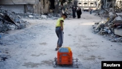 Палестинско дете влече контејнери со вода, среде тековниот конфликт меѓу Израел и Хамас, во јужниот дел на градот Газа, во Појасот Газа.