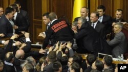 Beberapa anggota parlemen terlibat perkelahian di dalam gedung parlemen Ukraina di Kiev, saat berlangsungnya sidang pertama parlemen yang baru terbentuk di negara itu (12/12).