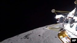 “Intuitive Machines” kompaniyasining “Athena” apparati Oyga yaqinlashmoqda, 2025-yill, 6-mart.