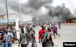 Congolese opposition supporters chant slogans during a march to press President Joseph Kabila to step down in the Democratic Republic of Congo's capital Kinshasa, Sept. 19, 2016.