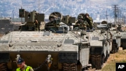 Pasukan Israel mengendarai kendaraan lapis baja ketika melakukan serangan dan operasi militer terhadap kubu militan yang diduga bersembunyi di kamp pengungsi di kota Jenin, wilayah Tepi Barat yang diduduki Israel pada 4 Juli 2023 lalu (foto: dok). 