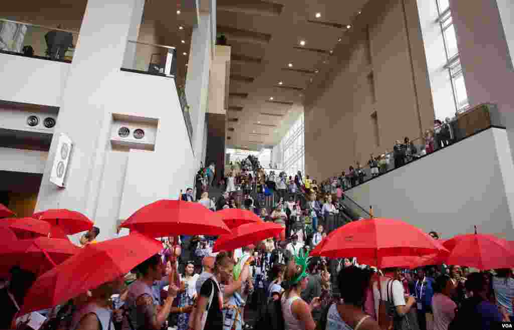 Activists gather for the We Can End AIDS march through Washington, July 24, 2012. (Alison Klein/VOA)
