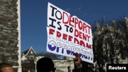 ARCHIVO - Activistas se reúnen en Nueva York para protestar contra la política de inmigración estadounidense. Marzo de 2017.