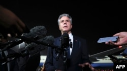 Menteri Luar Negeri AS Antony Blinken memberikan keterangan pers saat tiba di Doha, Qatar Selasa (20/8) malam. 