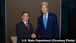 U.S. Secretary of State John Kerry greets Cuban Foreign Minister Bruno Rodríguez on the sidelines of the Summit of the Americas in Panama City, Panama, April 10, 2015. 