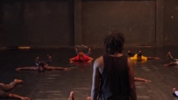 Au Faso, des réfugiés trouvent du réconfort dans la danse