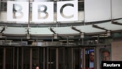 Predstavnici medija ispred sedišta BBC-ja u Londonu, 28. aprila 2023. (Foto: Rojters/Henry Nicholls).