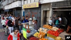 Venezuela es uno de los países con una de las moneas más devaluadas en la región, y los ínidices de pobreza son cada vez más altos. Según el FMI, las consecuencias de la pandemia incrementarán la crisis en ese país y en la región.