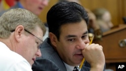 Raúl Labrador, derecha, abandonó el Grupo de los Ocho de la Cámara de Representes.