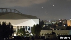 Objetos se observan cayendo sobre Tel Aviv después de un ataque iraní con drones y misiles contra Israel el 14 de abril de 2024.