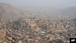 ARCHIVO - Una zona de viviendas asentadas en una cerro en el barrio de Pamplona Alta en Lima, Perú, captada el 8 de marzo de 2024. 
