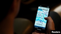 Josh Joffe, seorang Yahudi-Amerika, memperhatikan kirim informasi tentang konflik Israel-Palestina di media sosial, di Washington, 15 Oktober 2023. (Foto: Elizabeth Frantz/Reuters)