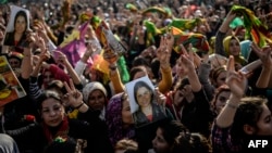 Dân Kurd vui mừng sau khi chiến binh Kurd và Peshmerga đã đánh bật các phần tử Nhà nước Hồi giáo ra khỏi thành phố Kobani, 27/1/15