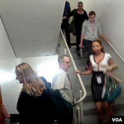 Para pegawai sebuah kantor di Washington mengevakuasikan diri lewat tangga darurat setelah gempa 5,9 skala Richter, Selasa (23/8).