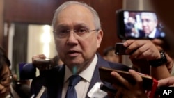 資料照片: 菲律賓駐美大使何塞·羅穆爾德斯在第八屆美菲雙邊戰略對話結束時向媒體發表講話。