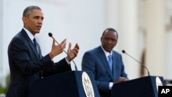 Presiden Barack Obama speaks bersama Presiden Kenya Uhuru Kenyatta dalam sebuah konferensi pers gabungan di Nairobi, Kenya, 25 Juli 2015.