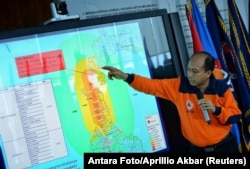 Sutopo Purwo Nugroho, a spokesman of Indonesia's disaster mitigation agency BNPB, holds a news conference to brief reporters on the latest situation after a strong quake and tsunami hit Sulawesi island, at the BNPB headquarters in Jakarta, Indonesia, Sept