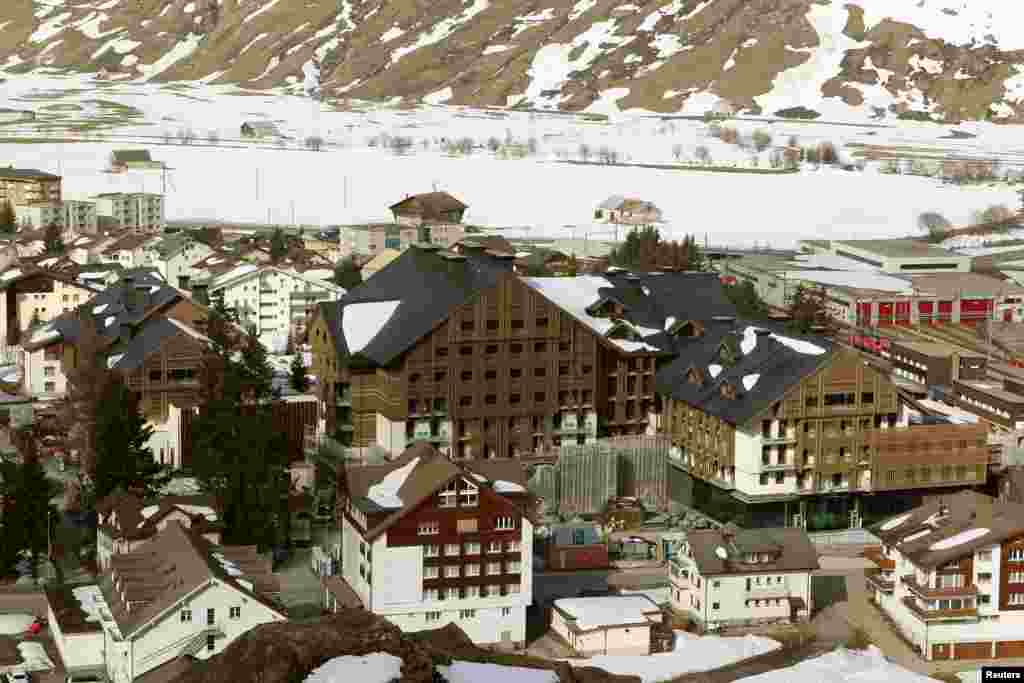 Lokasi konstruksi pembangunan hotel 'The Chedi' di desa Andermatt, pegunungan Alpen di Swiss tengah yang dibangun oleh pengusaha Mesir, Samih Sawiris.