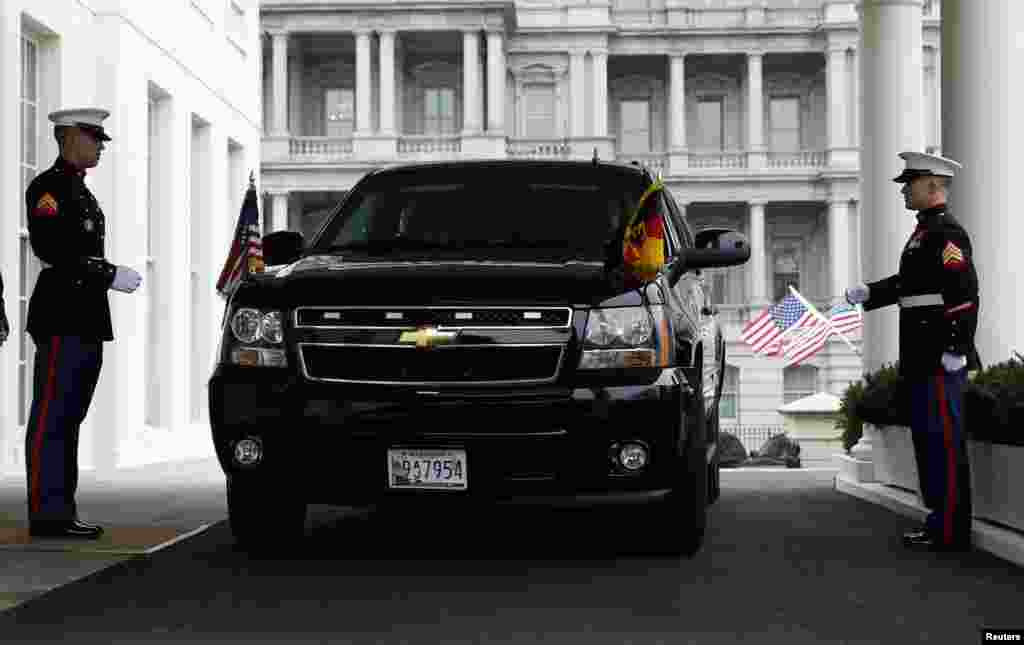 German Chancellor Angela Merkel&#39;s vehicle arrives at the White House for meetings and a news conference with U.S. President Barack Obama in Washington, Feb. 9, 2015.
