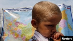 Refugees Fleeing Ukraine's Luhansk Attacked