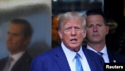 Mantan presiden AS Donald Trump berangkat dari Trump Tower untuk memberikan deposisi kepada Jaksa Agung New York Letitia James yang menggugat Trump di New York City, AS, 13 April 2023. (Foto: REUTERS/Mike Segar)