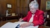 Gobernadora de Alabama firma controvertida ley sobre el aborto
