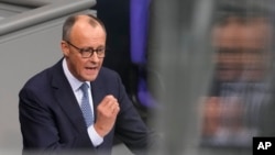 জার্মানির বিরোধী নেতা এবং ক্রিশ্চিয়ান ইউনিয়ন দলগুলোর ফ্লোর নেতা ফ্রিড্রিখ মেরটজ বার্লিনে জার্মান সংসদ বুন্ডেস্টাগে অভিবাসন সম্পর্কিত বিতর্কের শুরুতে বক্তব্য রাখছেন। ২৯ জানুয়ারি, ২০২৫। ফাইল ছবি।