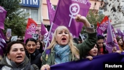 তুরস্কের ইস্তাম্বুলে আন্তর্জাতিক নারী দিবস উপলক্ষে আয়োজিত বিক্ষোভের চিত্র (৮ মার্চ, ২০২৫) 