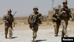 Tentara AS berpatroli di pangkalan Tentara Nasional Afghan di Provinsi Logar, Afghanistan, 7 Agustus 2018. 