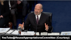 资料照片：美国商务部长卢特尼克在众议院拨款委员会举行的一场听证会上作证。(2025年6月5日)