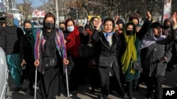 Para perempuan Afghanistan meneriakkan slogan-slogan dalam aksi protes menentang larangan pendidikan universitas bagi kaum perempuan, di Kabul, Afghanistan, Kamis, 22 Desember 2022 (foto: dok). 