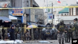 Penyelidik polisi dan tentara mendatangi tempat kejadian setelah dua bom meledak di luar sebuah katedral Katolik Roma di Jolo, ibukota provinsi Sulu di Filipina selatan, 27 Januari 2019. (Foto: dok).