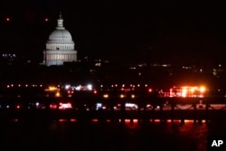 รถกู้ภัยฉุกเฉินจอดตลอดแนวฝั่งแม่น้ำโพโตแมคในกรุงวอชิงตัน เมื่อคืนวันที่ 29 ม.ค. 2025