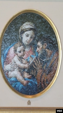 A mosaic of the Holy Family commemorating the World Meeting of Families.(VOA / M. Besheer))