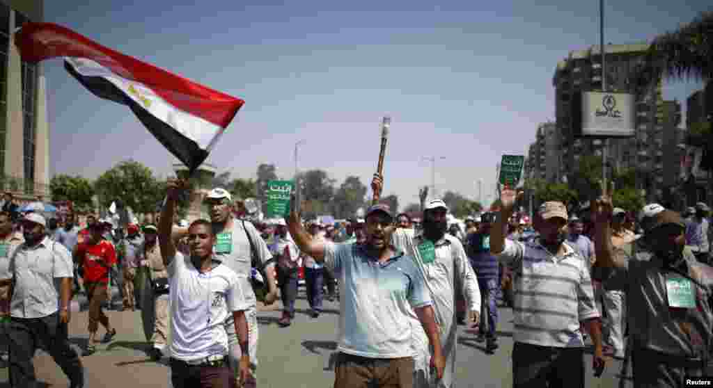 Supporters of ousted Egyptian President Mohamed Morsi march to the Republican Guards headquarters where they believe he is being held by the army, Cairo, July 7, 2013. 