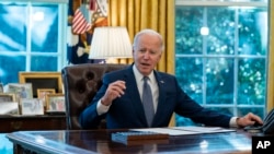 FPresiden Joe Biden berbicara sebelum menandatangani perintah eksekutif untuk meningkatkan layanan pemerintah, di Kantor Oval Gedung Putih, 13 Desember 2021, di Washington. (Foto: AP)