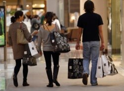 Pembeli membawa barang belanjaan mereka selama "Black Friday" di pusat perbelanjaan kelas atas di Tysons Corner, Virginia, 26 November 2010. (Foto: REUTERS/Jason Reed)