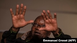 L'ancien président sud-africain Jacob Zuma s'adresse aux médias à son domicile à Nkandla, dans le KwaZulu-Natal, le 4 juillet 2021.