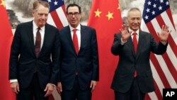 Quan chức Trung Quốc và Mỹ trước khi tiến hành một cuộc đàm phán về thương mại.