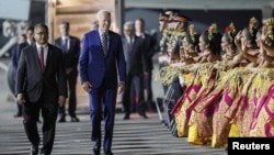 Presiden AS Joe Biden disambut dengan tarian Bali saat tiba di bandara Internasional Ngurah Rai di Bali, Minggu 13 November 2022 untuk KTT G20 (foto: Reuters). 