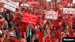 ក្រុម​អាវ​ក្រហម​ធ្វើ​បាតុកម្ម​នៅ​ជាង​ក្រុង​បាងកក​កាល​ពី​ខែ​ឧសភា ឆ្នាំ​២០១៤។ (រូបថត​ឯកសារ)