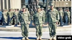 Trung Tá Hải quân Cao Hùng (giữa), Chỉ huy Trưởng Trung Tâm Huấn Luyện Người Nhái và Trục Vớt thuộc Hải Quân Hoa Kỳ 